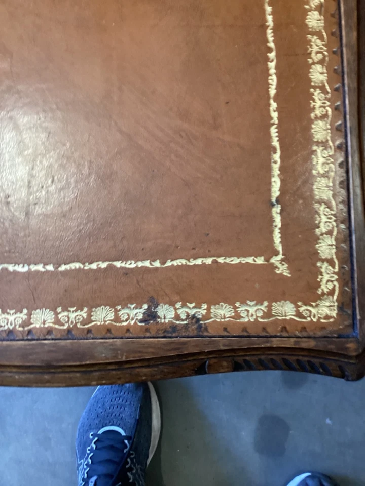 ПОТРЯСАЮЩИЙ ВИНТАЖНЫЙ КОРИЧНЕВЫЙ КОЖАНЫЙ ВЕРХНИЙ ЖУРНАЛЬНЫЙ СТОЛИК С НОЖКАМИ QUEEN ANNE Needs TLC - Изображение 3 из 4