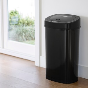 trash can with automatic lid