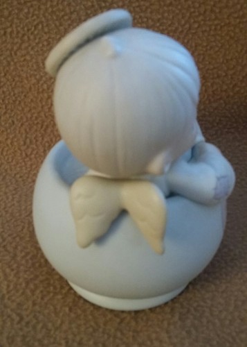 Precious Moments Figurine 1994 "Dropping in for the Holidays" #531952 - Picture 6 of 8