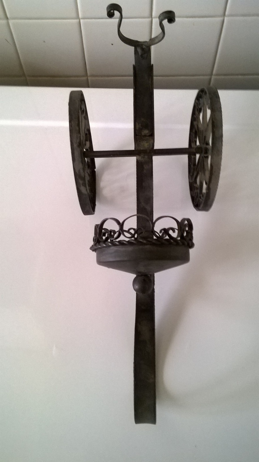 Porte-bouteille en fer forgé rustique pour sublimer vos apéros entre amis