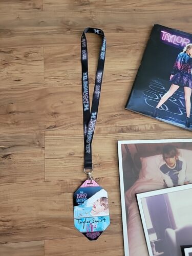 LOT Taylor Swift 1989 World Tour Buch/Lithographien/und VIP Schlüsselband weiblicher Pop - Bild 2 von 22