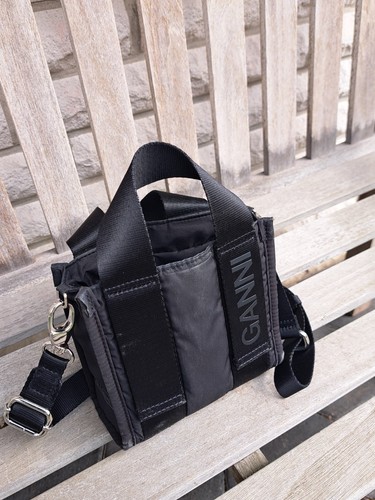 Hochwertige kleine Handtasche von GANNI in schwarz, vegan - wenig getragen