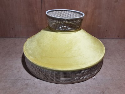 Ein großer B&Q BATALI Rattan Hängelampenschirm in leuchtend gelbem Samtstoff 45 cm