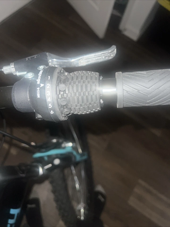 El precio no usado es genial y los frenos y engranajes funcionan increíblemente Huffy Bike Foto 2 de 4