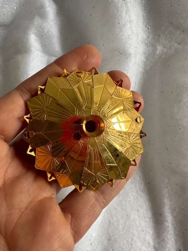 Cubierta de luz de Navidad de filigrana de latón con copo de nieve Hallmark Foto 2 de 4