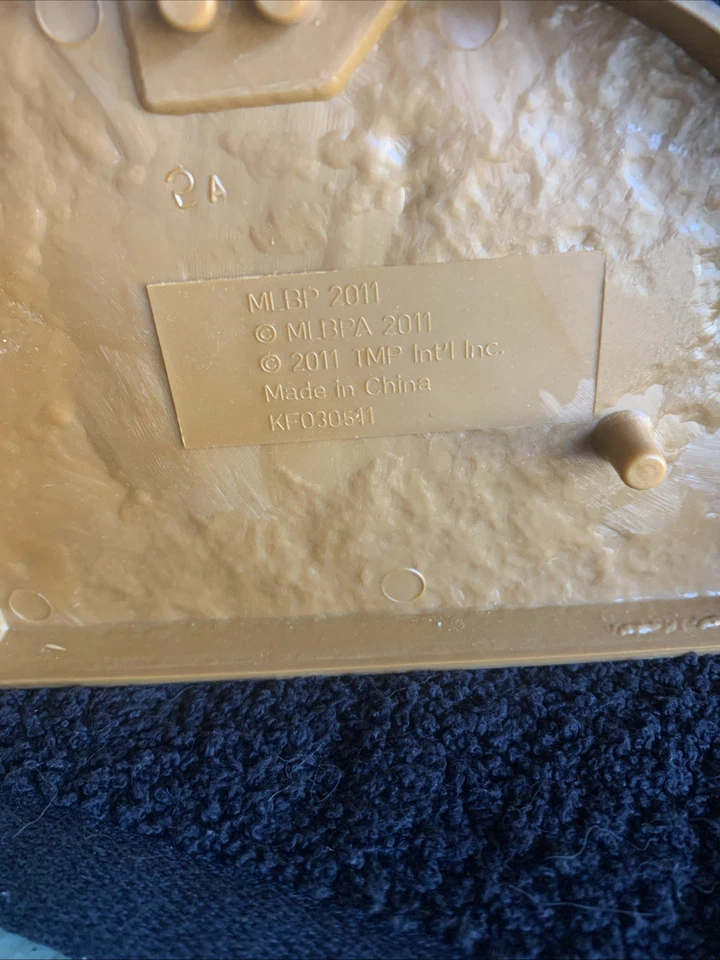 Figura de resina Adrián González 2011 Medias Rojas Foto 4 de 4