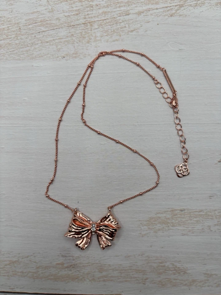 Kendra Scott x LoveShackFancy Arco Oro Rosa 🎀 Collar en Cristal Blanco Foto 2 de 2