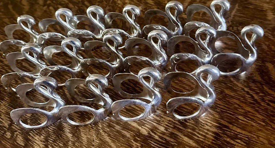 VINTAGE WM A ROGERS SET OF 16 SILVERPLATE SWAN NAPKIN RINGS HOLDERS 80’s - Image 4 of 4