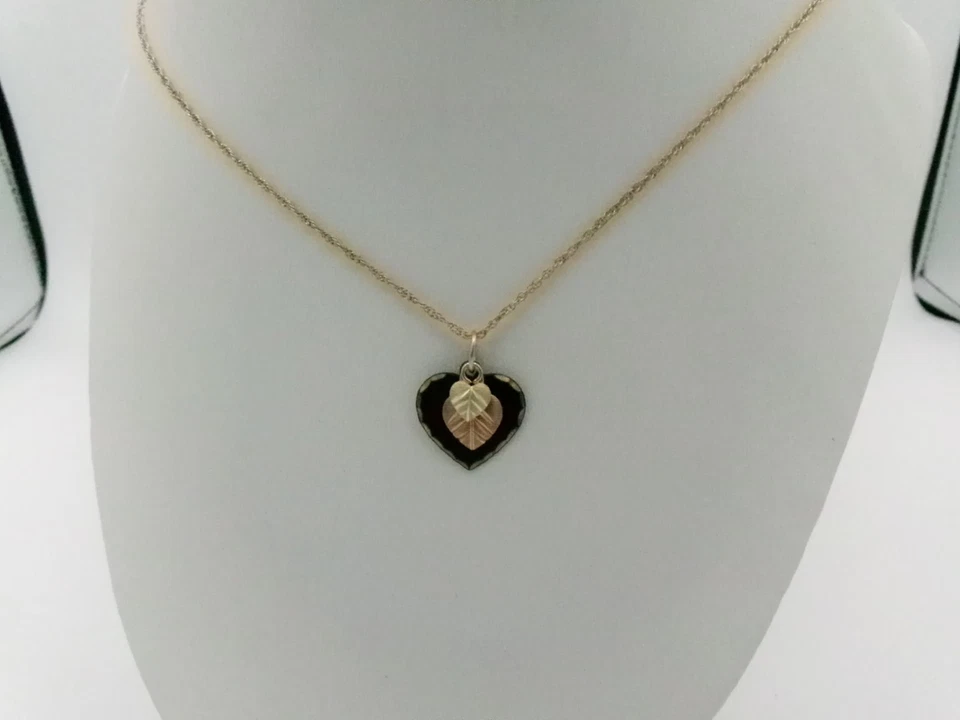 Landstrom's Black Hills Oro Negro Recubierto de Polvo Corazón Colgante 10K Dijes Colgantes Foto 2 de 4