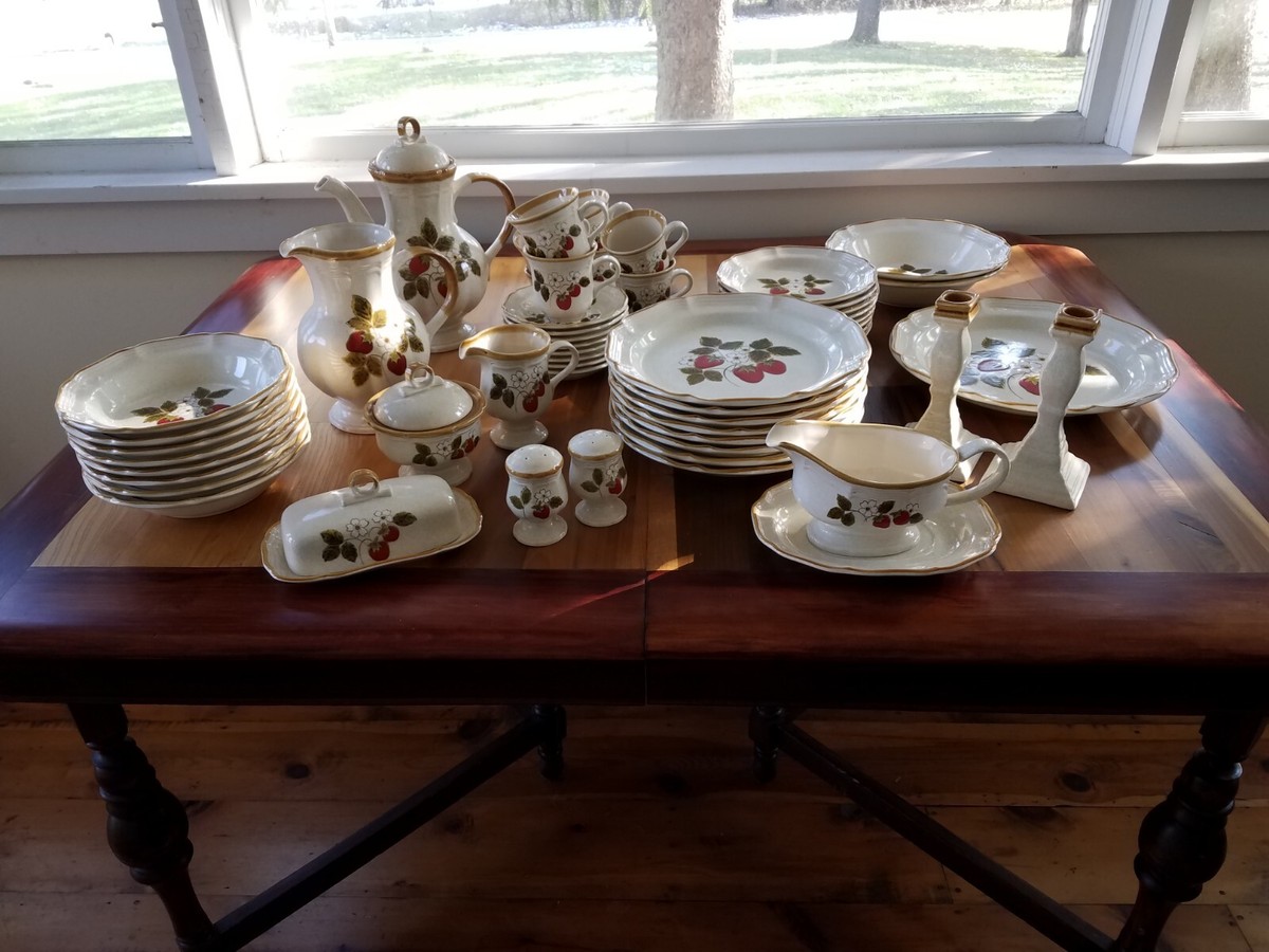 1970s MIKASA STRAWBERRY FESTIVAL Dinnerware - Complete Service for
