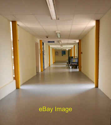 Foto 12x8 Der Verbindungskorridor im North Devon District Hospital Barnstaple S c2012