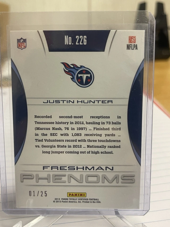 2013 Totally Certified Freshman Phenoms Gold 1/25 Justin Hunter Rookie TITANS RC - Image 2 of 2