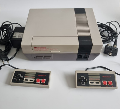 NES - Nintendo NES Konsole mit 2 Originalen Controllern