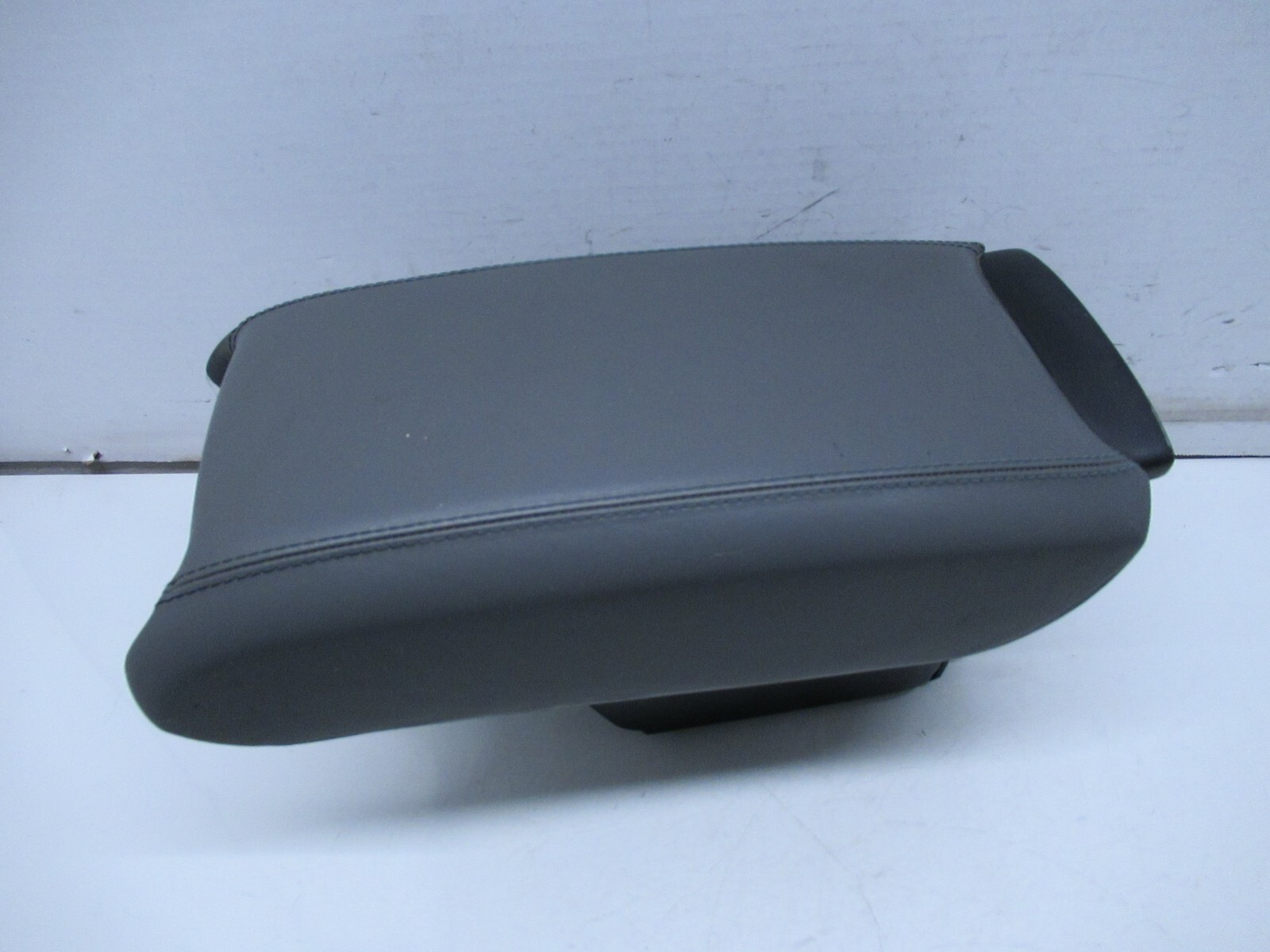 04-08 MASERATI QUATTROPORTE CENTER CONSOLE ARMREST ARM REST OEM