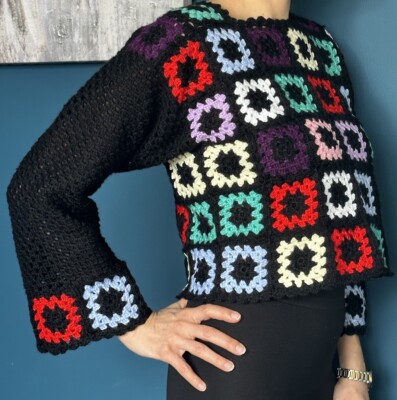 Designer handgestrickte schwarze und bunte Woll Strickjacke, Pullover. Geschenk Valentinstag