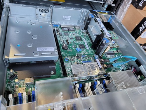 HPE ProLiant DL380 Gen9 8SFF Intel Xeon E5-2620 v4 2.10GHz/16GB/ H240AR Raid - Picture 5 of 10