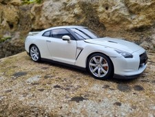 7& Nissan GTR R35 Pearl White 1/18 Auto Art Millennium