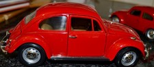 VOLKSWAGON BEETLE DIE CAST. VERY DETAILED 1/18 SCALE