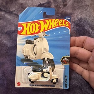 Lot Hot Wheels Moto : Vespa 90 SS Blanche + Honda MotoCompo Rouge - Échelle 1/64 - Neuf Sous Blister