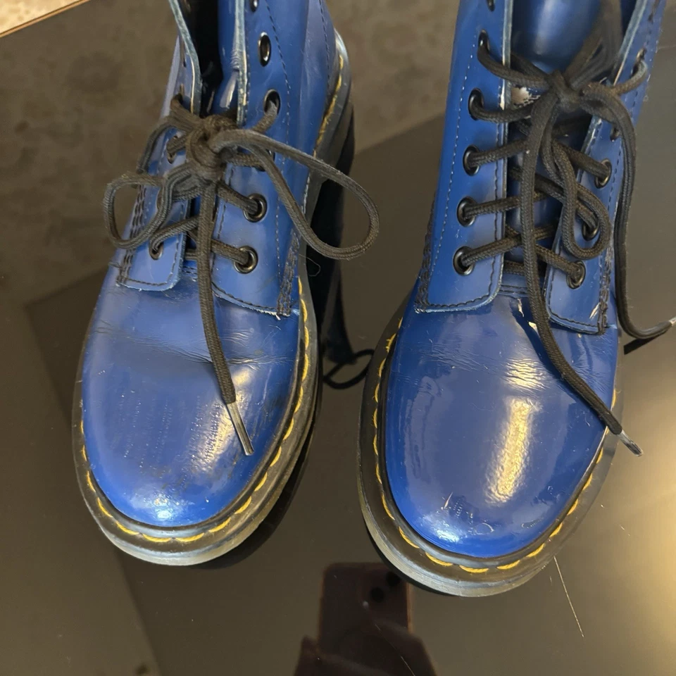 Botas con cordones Dr. Martens para mujer charol azul cobalto real EE. UU. 7 ver uso Foto 2 de 4