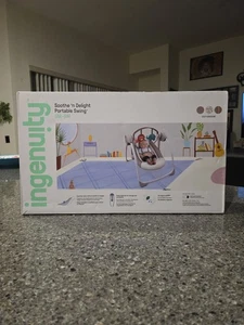 Ingenuity Soothe 'n Delight Portable Baby Swing avec de la musique, Royaume Cozy