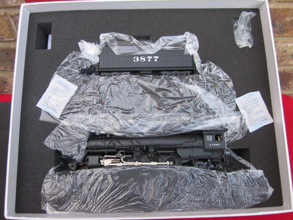 Broadway Limited Paragon Locomotive #8 AT&SF 2-10-2 PTD & LETTERED #3877 HO NEW - Image 2 of 4
