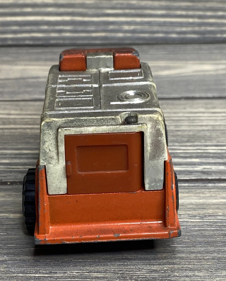 Camión de Bomberos Tonka de Colección Rojo Metal Blanco Tapa Ruedas Negras Puerta Trasera Foto 4 de 4