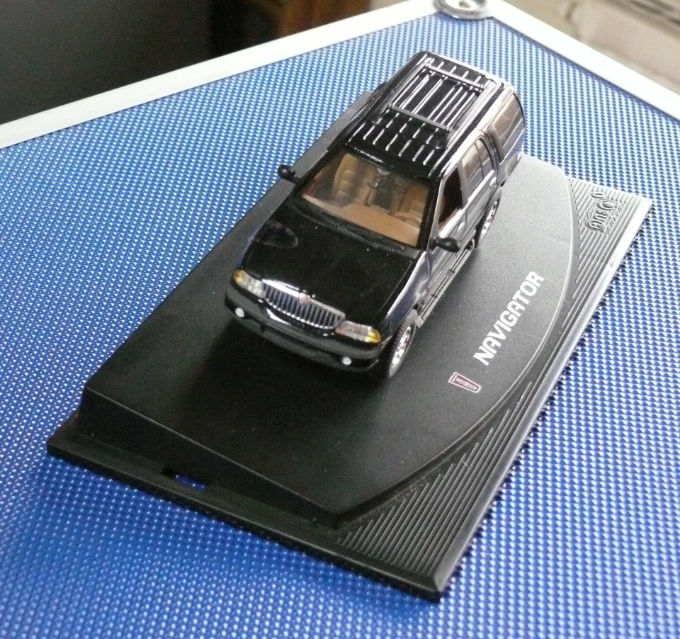 1/43ème LINCOLN NAVIGATOR SUV - NOIR +- ANSON Référence 80803 - Photo 2/4