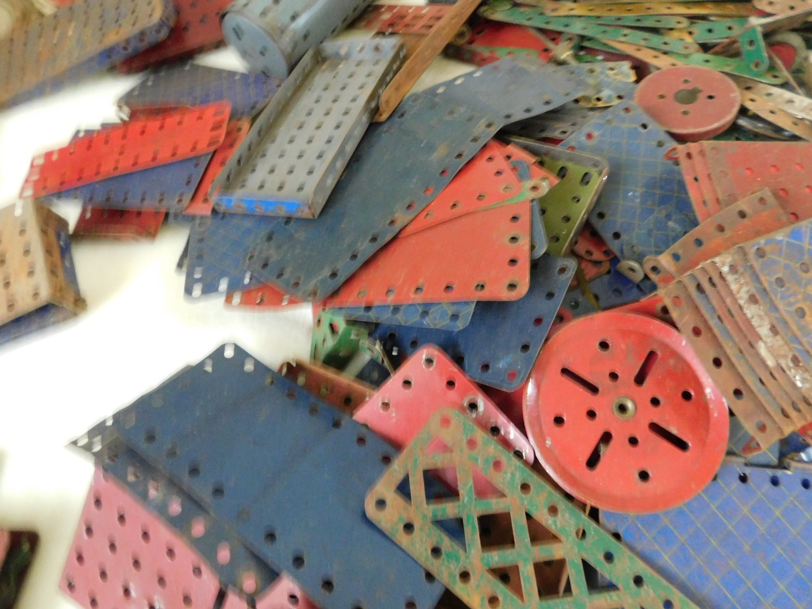 Vintage 18.5kg Meccano Joblot Spare Parts Wheels Cogs Screws Motor Plates etc