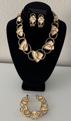 Vintage RARE Collectors TRIFARI-KUNIO MATSUMOTO Gold-toned & Cream Enamel Set