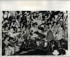 1970 Press Photo Pope Paul VI, in an open auto crowd.