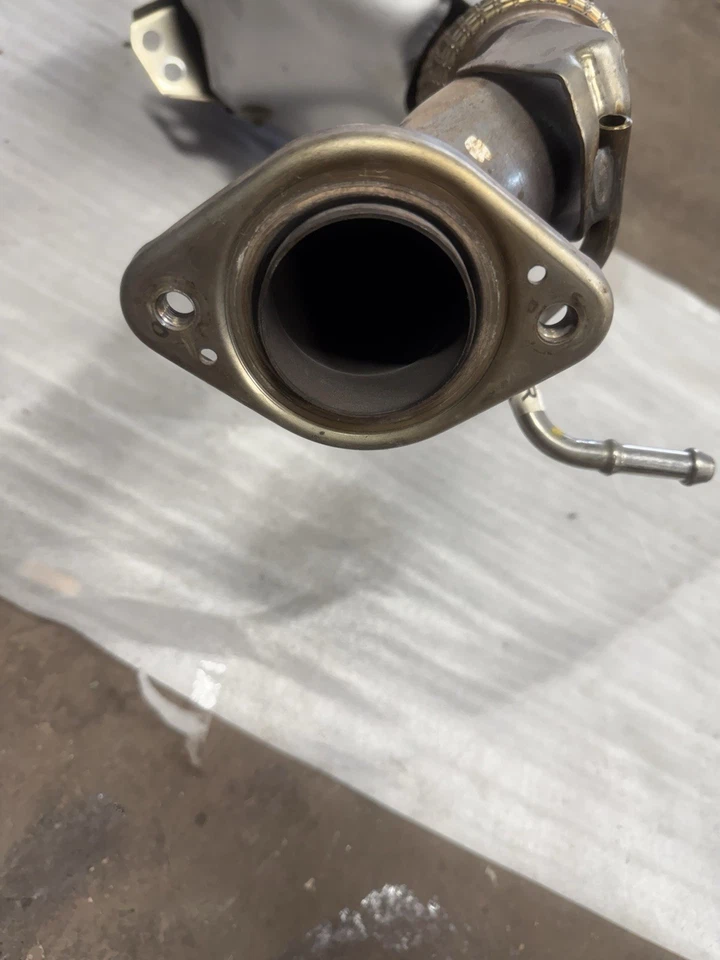 Convertidor catalítico recertificado Mazda CX-30 2022 2,5 L NA AWD Foto 3 de 4