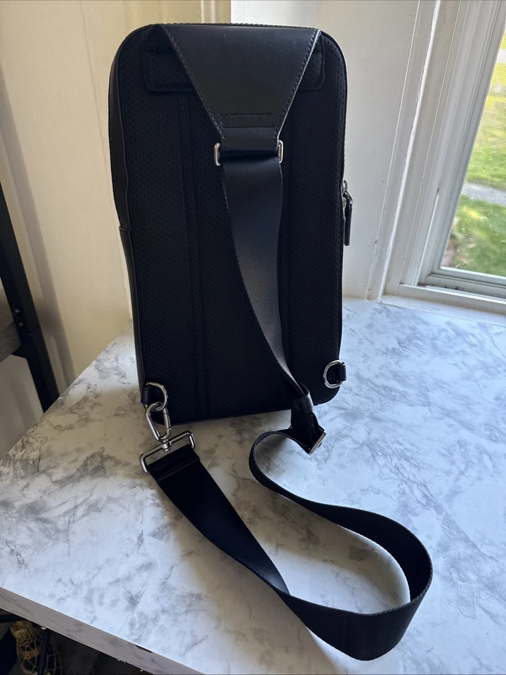 Mochila Bandolera Michael Kors Sling Pack BLANCA MK Logo Unisex Foto 3 de 4