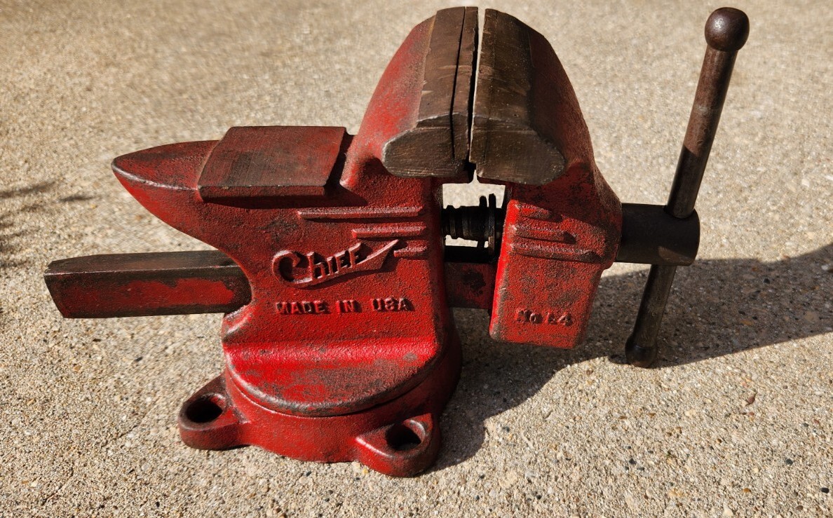 Chief No. L4 Bench 4” Vise With Pipe Jaws & Red Anvil Swivel Base USA
