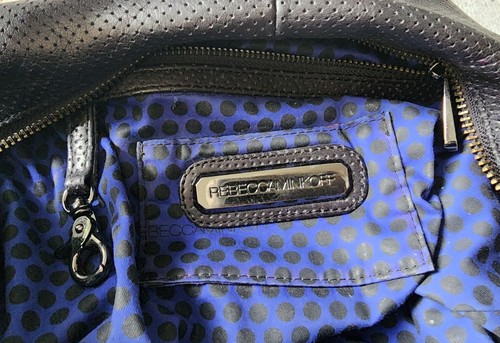 BOLSO DE HOMBRO REBECCA MINKOFF CROISSANT ABRAZO HOBO NEGRO PERFORADO NEGRO CREMALLERA - Imagen 7 de 7