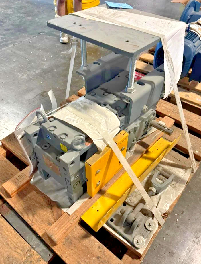 SEW EURODRIVE MC3PLHT03, GEAR REDUCER, Gearbox. 1065/47 rpm, Rating 40 hp.
