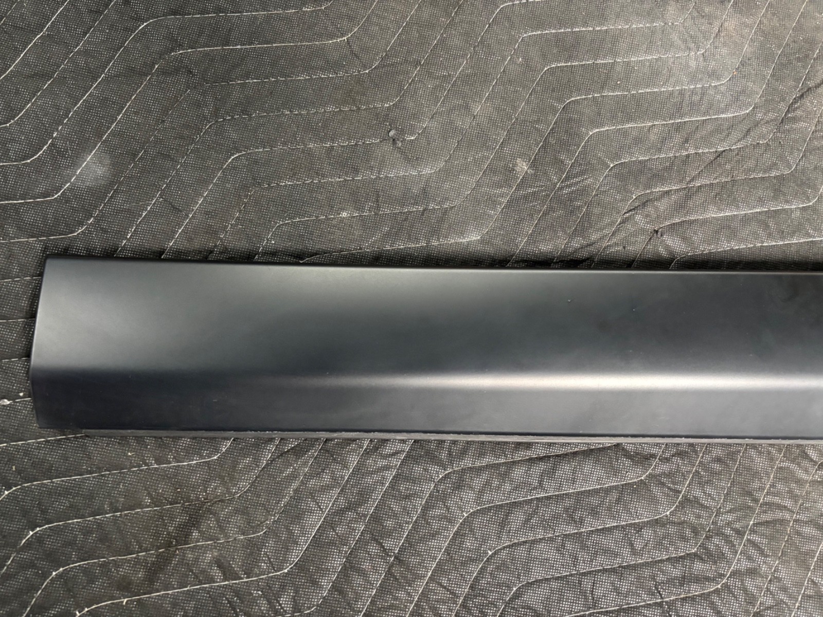 Rolls-Royce Cullinan 2022 Rear Right Body side molding P/N 7448584
