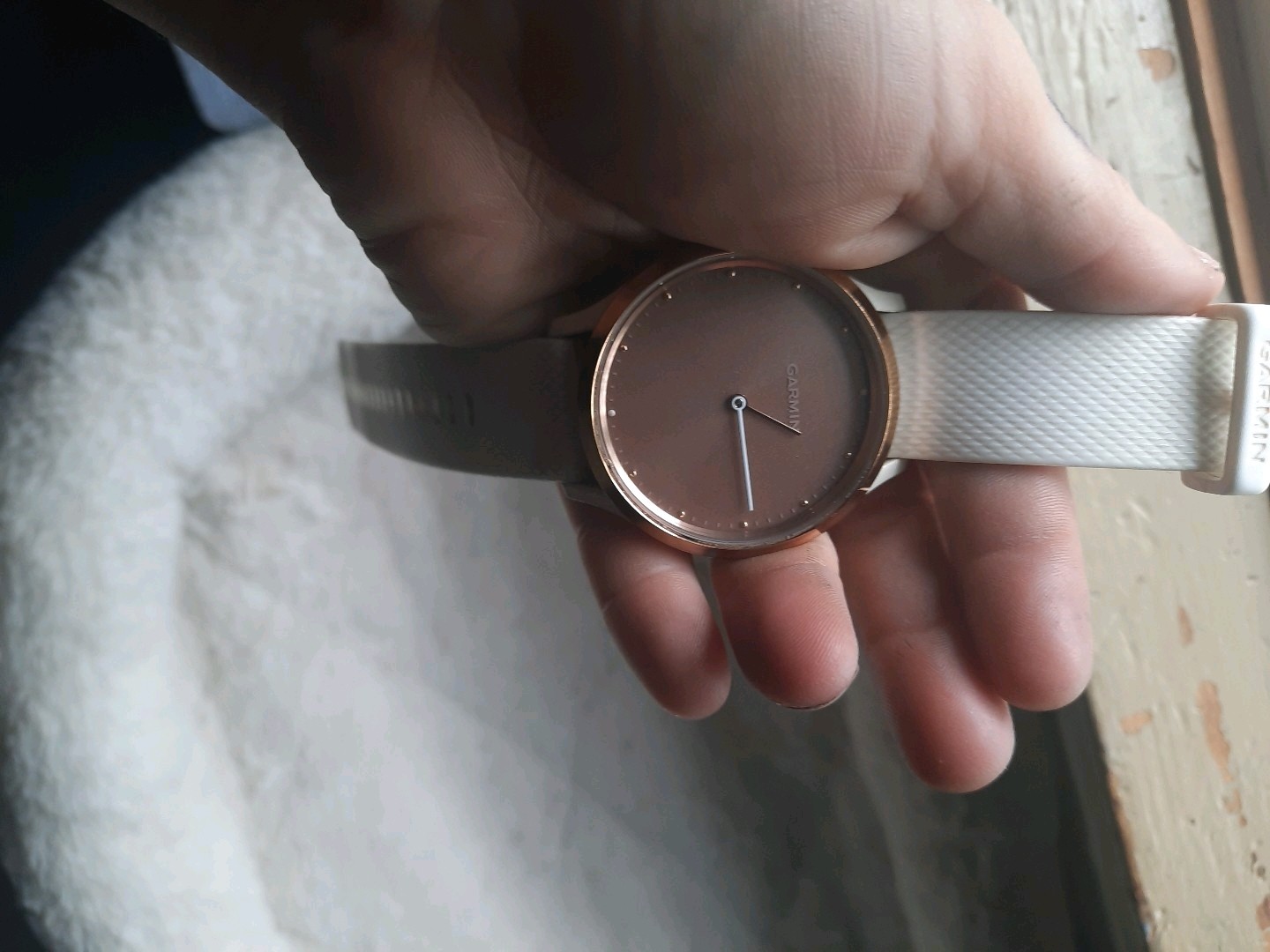 Garmin vívomove HR White Smartwatch for Women - 010-01850-12-image