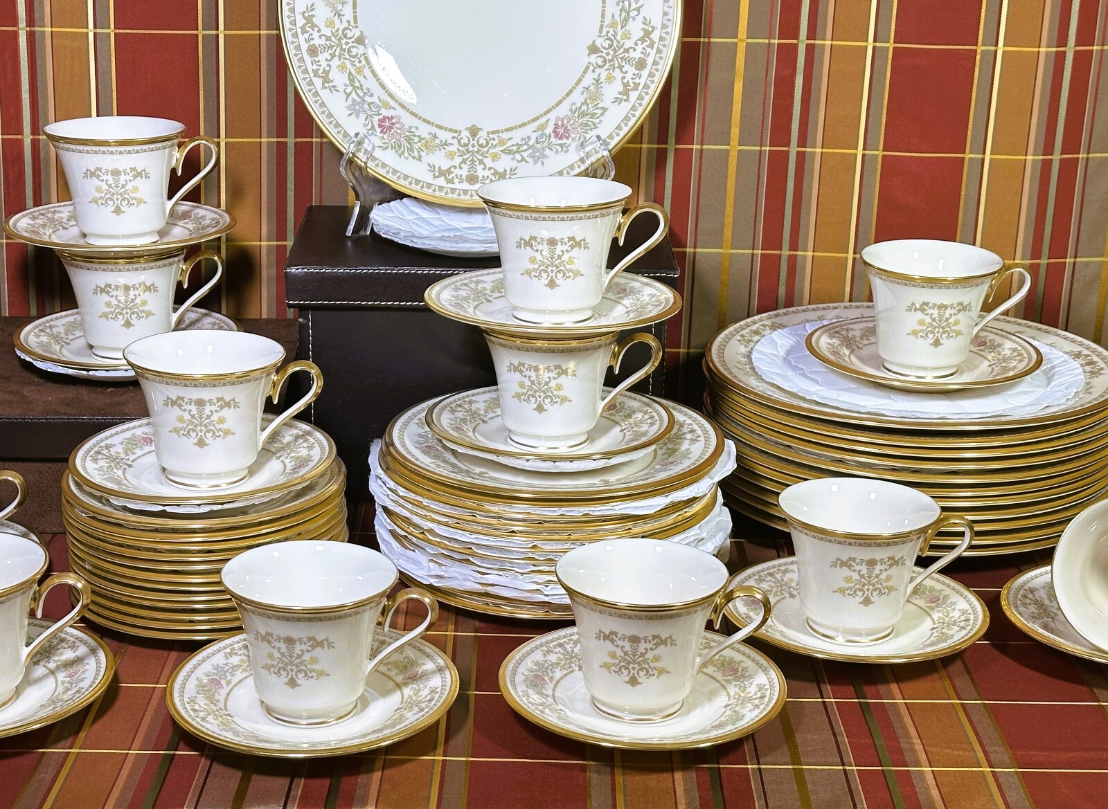 LENOX CASTLE GARDEN CHINA 24 KGOLD TRIM TWELVE 5PIECE PLACE