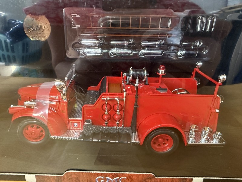 S1 1941 GMC Firetruck Red Fire Truck Yat Ming 1/24 Diecast #20068 - Vibrant NIB