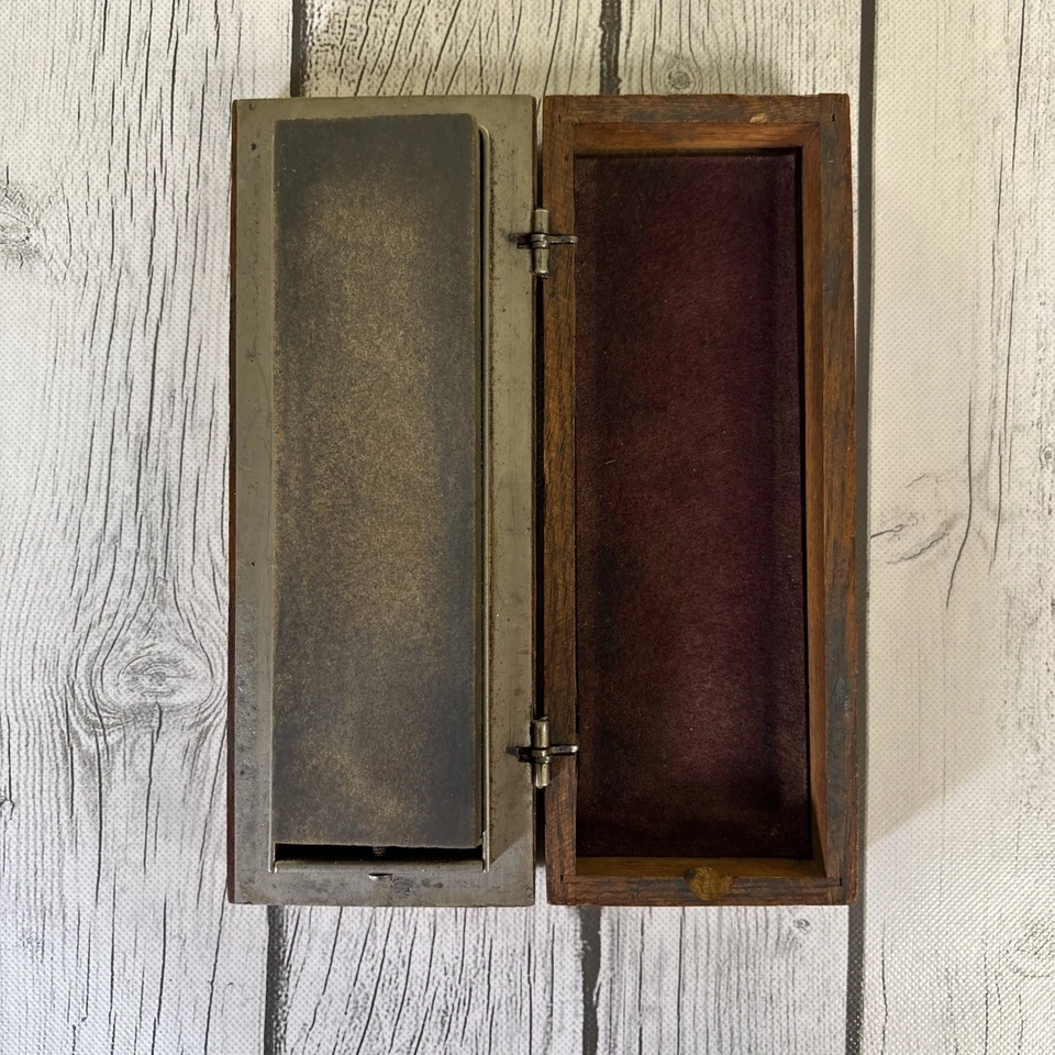 PIKE LILY WHITE WASHITA IN DOUBLE SIDED ROTATING SHARPENER STONE HOLDER & CASE. - Image 4 of 4