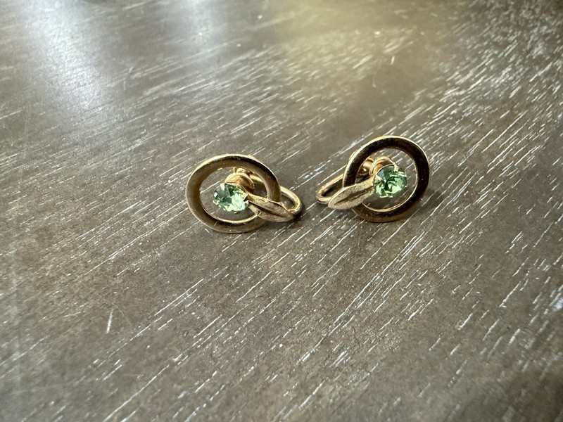 Vintage Van Dell Screw back Earrings.