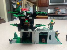 Lego 6066 Camouflaged Outpost 100% complete with 6 mini figs & original manual