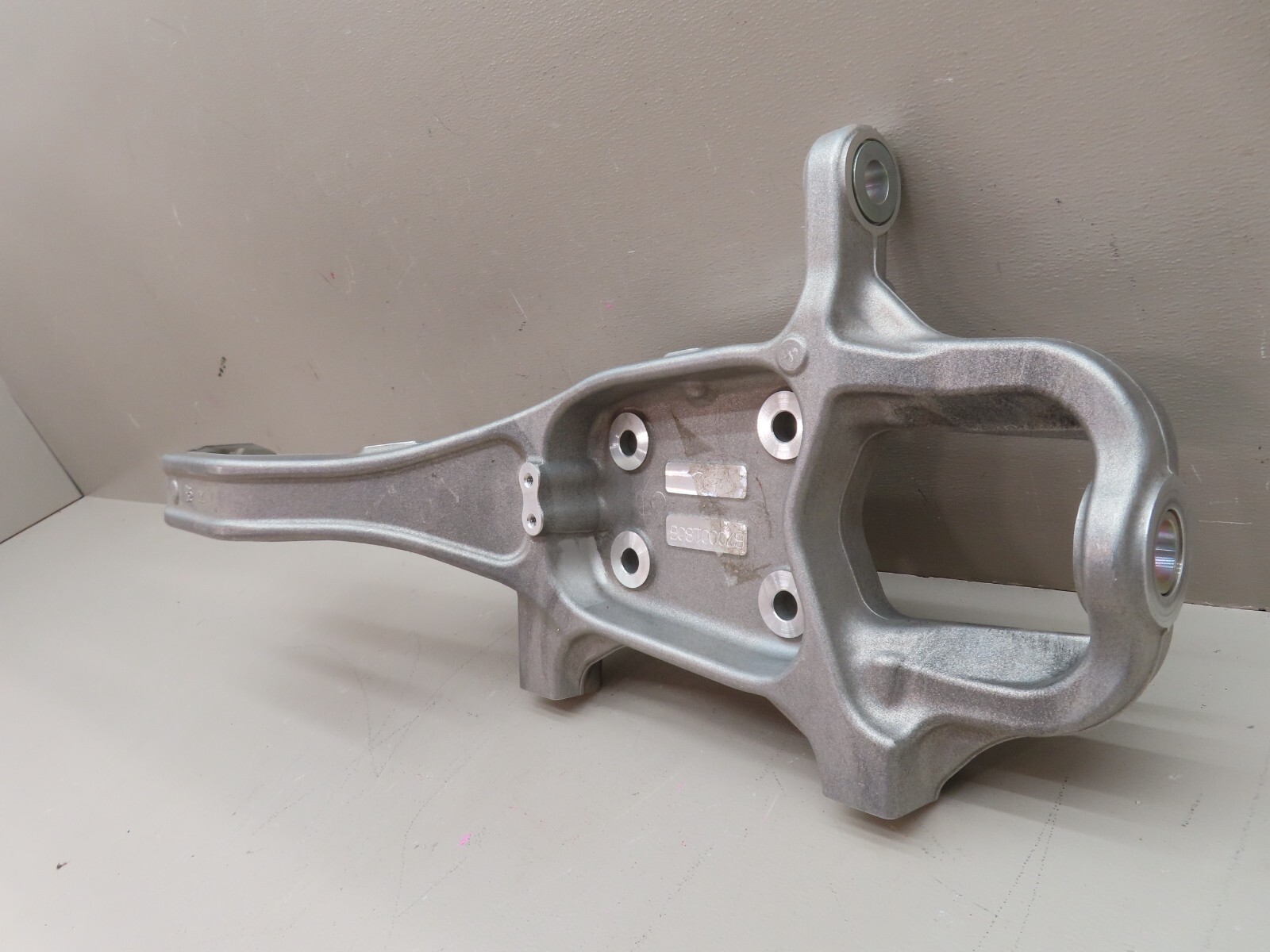 2014-2016 MASERATI GHIBLI FRONT RIGHT PASSENGER SPINDLE KNUCKLE OEM 670001806