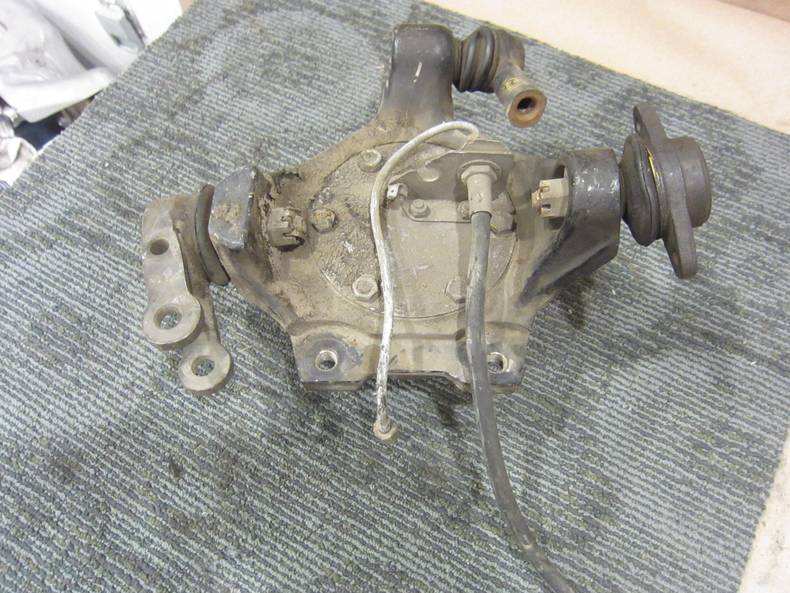 Ferrari 348 - RH Front Steering Knuckle With Wheel Bearing - P/N 145260
