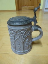 Alter Steinzeug Bierkrug mit Zinndeckel Motiv: Männer beim Trinken, top Zustand