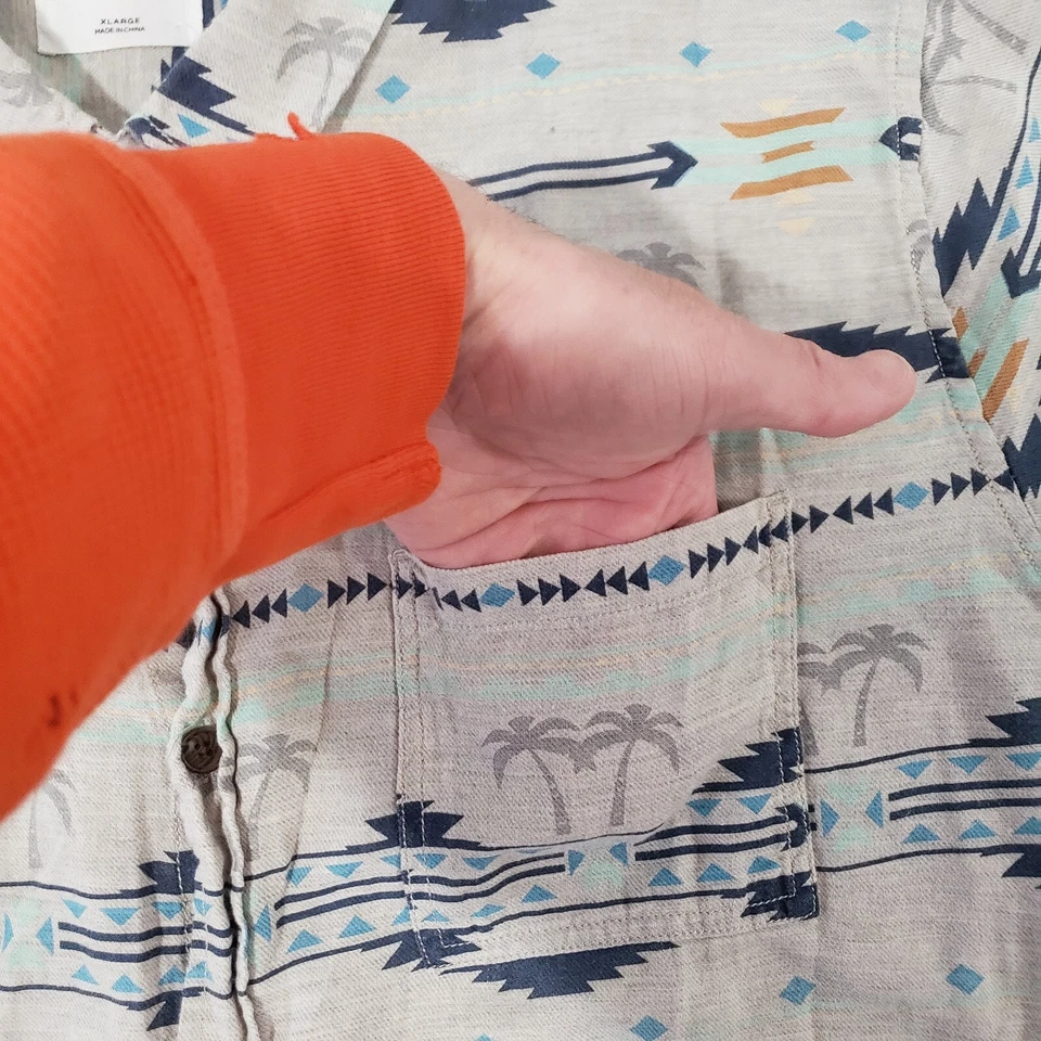 camisa masculina manga curta estampa asteca XL on the byas botão - Imagem 3 de 4