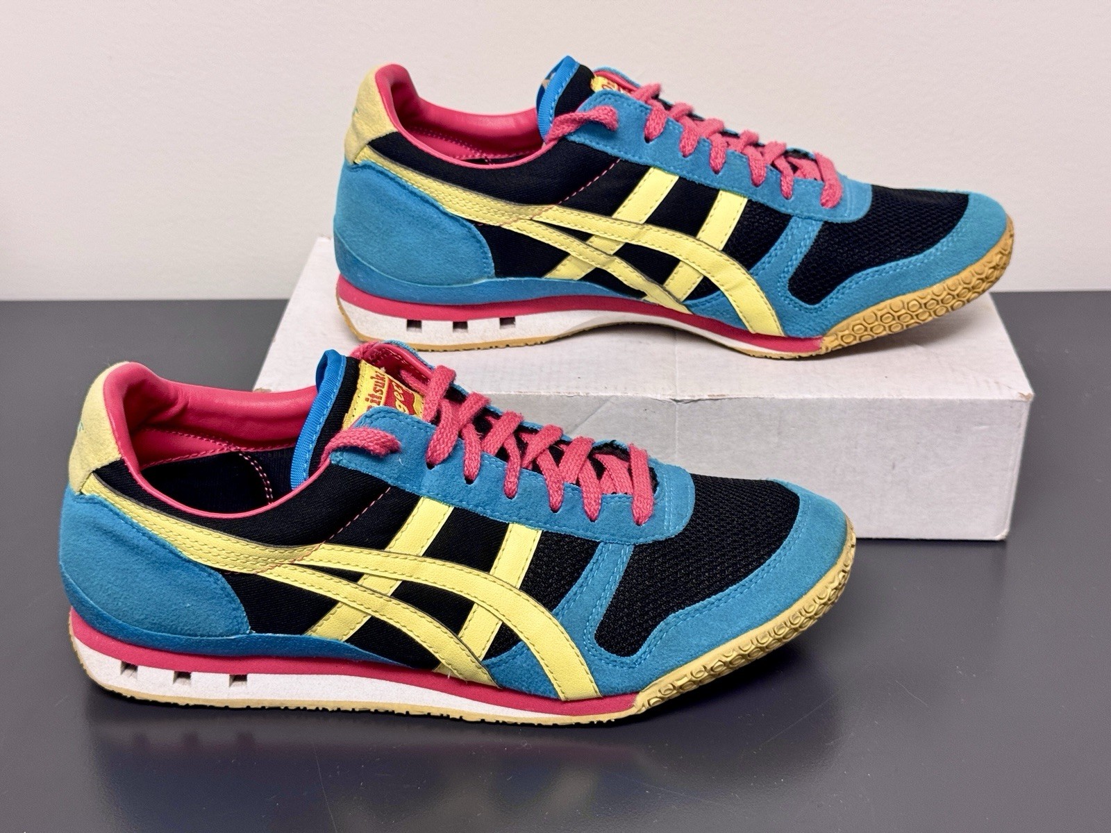 Womens 8.5 Suede Red Blue Yellow Sharp
