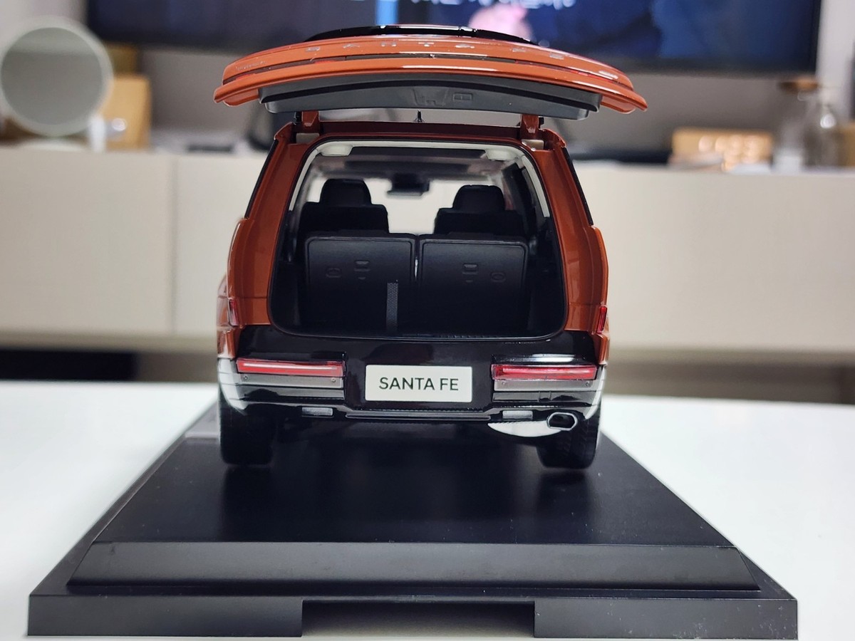 1:18 Hyundai Santafe SUV Orange Dealer Edition (+1:38