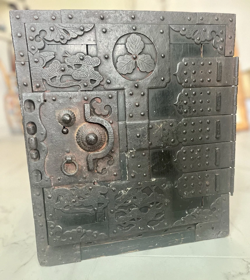 Antiguo cofre marino de barco japonés de madera de olmo y hierro del siglo XIX tasación de $4500-7K Foto 3 de 4